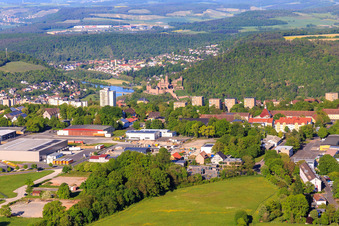 Vue aérienne de Vue depuis le Wartberg sur le château au-dessus du Main et de la Tauber à le quartier Reinhardshof in Wertheim dans le département Bade-Wurtemberg, Allemagne