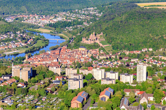 Vue aérienne de Vue depuis le Wartberg sur le château de Burg Wertheim au-dessus de la vieille ville avec la vallée du Main à Wertheim dans le département Bade-Wurtemberg, Allemagne
