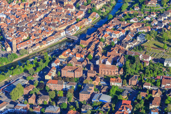 Vue aérienne de Vieille ville avec le pont Tauber et l'église Saint-Venantius à Wertheim dans le département Bade-Wurtemberg, Allemagne