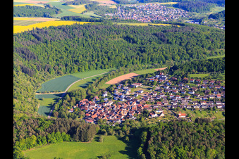Vue aérienne de Vue de l'ouest dans le charmant Taubertal à le quartier Waldenhausen in Wertheim dans le département Bade-Wurtemberg, Allemagne