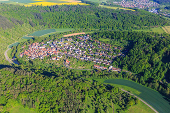 Vue aérienne de Vue de l'ouest dans le charmant Taubertal à le quartier Waldenhausen in Wertheim dans le département Bade-Wurtemberg, Allemagne