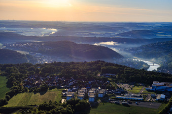 Vue aérienne de Vue du sud depuis le Wartberg vers la vallée du Main le matin à Wertheim dans le département Bade-Wurtemberg, Allemagne