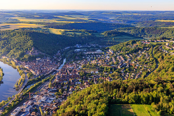 Vue aérienne de Estuaire de la Tauber dans le Main en aval du château Wertheim depuis le nord-est à Wertheim dans le département Bade-Wurtemberg, Allemagne
