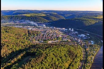 Vue aérienne de Vue du sud dans une boucle du Main à le quartier Bestenheid in Wertheim dans le département Bade-Wurtemberg, Allemagne