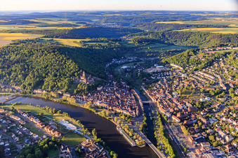 Vue aérienne de Embouchure de la Tauber dans le Main en contrebas du château de Burg Wertheim au-dessus de la vieille ville à Wertheim dans le département Bade-Wurtemberg, Allemagne