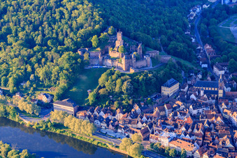 Vue aérienne de Château Burg Wertheim au-dessus de la vieille ville sur le Main à Wertheim dans le département Bade-Wurtemberg, Allemagne