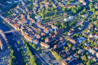 Vue aérienne de Gare, pont Tauber et église Saint-Venantius à Wertheim dans le département Bade-Wurtemberg, Allemagne