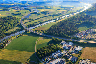 Vue aérienne de Tracé de l'autoroute A3 sur le Main à le quartier Bettingen in Wertheim dans le département Bade-Wurtemberg, Allemagne