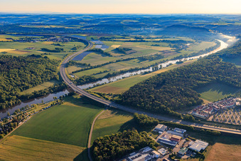 Vue aérienne de Tracé de l'autoroute A3 sur le Main à le quartier Bettingen in Wertheim dans le département Bade-Wurtemberg, Allemagne