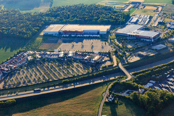Vue aérienne de Outlet Wertheim Village et McRent Wertheim à le quartier Bettingen in Wertheim dans le département Bade-Wurtemberg, Allemagne