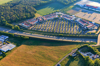 Vue aérienne de Village Outlet Wertheim avec adidas Outlet Store Wertheim, Nike Factory Store et AIGNER Outlet Wertheim à le quartier Bettingen in Wertheim dans le département Bade-Wurtemberg, Allemagne