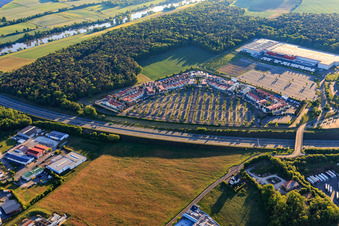 Photographie aérienne de Village Outlet Wertheim avec adidas Outlet Store Wertheim, Nike Factory Store et AIGNER Outlet Wertheim à le quartier Bettingen in Wertheim dans le département Bade-Wurtemberg, Allemagne