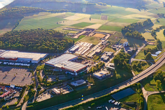 Vue aérienne de Zone industrielle de Hymerring avec la WAREMA Sun Academy à le quartier Bettingen in Wertheim dans le département Bade-Wurtemberg, Allemagne