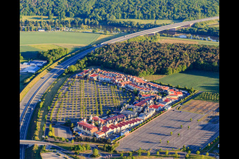 Village Outlet Wertheim avec adidas Outlet Store Wertheim, Nike Factory Store et AIGNER Outlet Wertheim à le quartier Bettingen in Wertheim dans le département Bade-Wurtemberg, Allemagne d'en haut