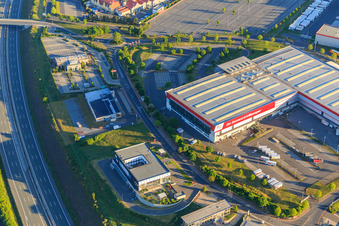 Vue aérienne de Zone industrielle d'Almosenberg avec Art of Chocolate Wertheim et WAREMA Sun Forum à le quartier Bettingen in Wertheim dans le département Bade-Wurtemberg, Allemagne