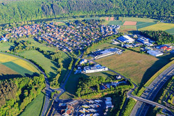 Vue aérienne de Vue de la ville sur les rives du Main depuis l'est à le quartier Bettingen in Wertheim dans le département Bade-Wurtemberg, Allemagne