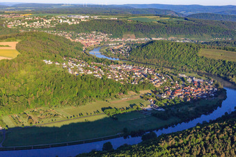 Vue aérienne de Vue de la ville sur le Main depuis l'est à le quartier Eichel in Wertheim dans le département Bade-Wurtemberg, Allemagne