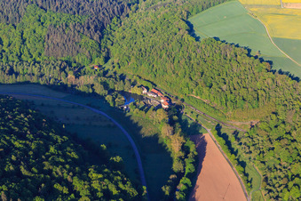 Vue aérienne de Moulin de Teilbach sur la Tauber à le quartier Waldenhausen in Wertheim dans le département Bade-Wurtemberg, Allemagne