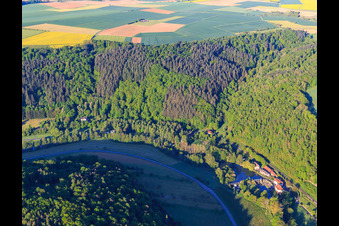 Vue aérienne de Camping Forelle au bord de la Tauber derrière le moulin de Teilbach à le quartier Waldenhausen in Wertheim dans le département Bade-Wurtemberg, Allemagne