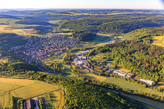 Vue aérienne de Vue de la ville depuis le nord le matin avec la zone industrielle Zum Schlag avec Rekuplast GmbH, Uebe Medical GmbH et TFA Dostmann GmbH & Co. KG à le quartier Waldenhausen in Wertheim dans le département Bade-Wurtemberg, Allemagne