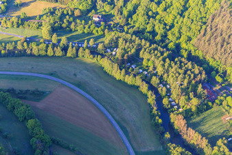 Vue aérienne de Camping Forelle au bord de la Tauber à le quartier Waldenhausen in Wertheim dans le département Bade-Wurtemberg, Allemagne