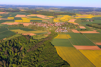 Vue aérienne de Vue de la ville depuis l'est le matin à le quartier Sachsenhausen in Wertheim dans le département Bade-Wurtemberg, Allemagne