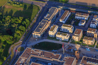 Vue aérienne de Nouveaux bâtiments dans l'Emil-Wachter-Straße avec l'ASB Senior Center RheinLeben à le quartier Mörsch in Rheinstetten dans le département Bade-Wurtemberg, Allemagne