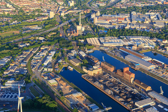 Vue aérienne de Ports du Rhin avec Werftstraße et centrale électrique municipale et centrale de cogénération Ouest à le quartier Mühlburg in Karlsruhe dans le département Bade-Wurtemberg, Allemagne
