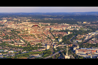 Vue aérienne de Vue de la ville depuis l'ouest avec parapente à le quartier Mühlburg in Karlsruhe dans le département Bade-Wurtemberg, Allemagne