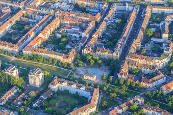Vue aérienne de Fliederplatz avec centre pour enfants et jeunes Mühlburg à le quartier Mühlburg in Karlsruhe dans le département Bade-Wurtemberg, Allemagne