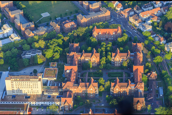 Vue aérienne de Hôpital municipal, bâtiments C et B à le quartier Nordweststadt in Karlsruhe dans le département Bade-Wurtemberg, Allemagne