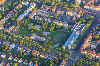 Vue aérienne de Aire de jeux pour enfants rue Paul Ehrlich et KIT / Campus B sur Blücherstraße à le quartier Weststadt in Karlsruhe dans le département Bade-Wurtemberg, Allemagne