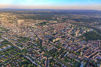 Vue aérienne de Aperçu de la ville depuis le nord-ouest à le quartier Innenstadt-West in Karlsruhe dans le département Bade-Wurtemberg, Allemagne