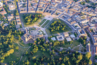 Vue aérienne de Jardin du château, place du château et jardin botanique autour du château Karlsruhe à le quartier Innenstadt-West in Karlsruhe dans le département Bade-Wurtemberg, Allemagne