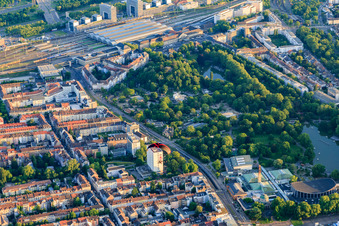 Vue aérienne de Hôtel Leonardo Karlsruhe au Jardin Zoologique avec parapente à le quartier Südstadt in Karlsruhe dans le département Bade-Wurtemberg, Allemagne