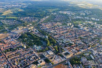 Vue aérienne de Vue d'ensemble de la ville depuis le nord avec le jardin zoologique de la ville sur Ettlinger Straße à le quartier Südweststadt in Karlsruhe dans le département Bade-Wurtemberg, Allemagne