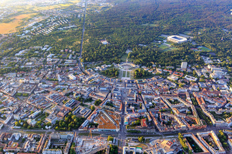 Vue aérienne de Vue d'ensemble de la ville depuis le sud avec la Kriegstraße et la Karl-Friedrich-Straße jusqu'au château à le quartier Innenstadt-West in Karlsruhe dans le département Bade-Wurtemberg, Allemagne