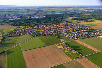 Vue de la ville depuis le sud-ouest à Steinweiler dans le département Rhénanie-Palatinat, Allemagne hors des airs