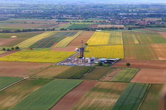 Vue aérienne de Site de forage de la plateforme de forage profond V20 de Vercana GmbH pour Vulcan Energy à Schleidberg, destinée à l'extraction d'énergie géothermique et de lithium. à Insheim dans le département Rhénanie-Palatinat, Allemagne