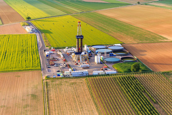 Photographie aérienne de Site de forage de la plateforme de forage profond V20 de Vercana GmbH pour Vulcan Energy à Schleidberg, destinée à l'extraction d'énergie géothermique et de lithium. à Insheim dans le département Rhénanie-Palatinat, Allemagne