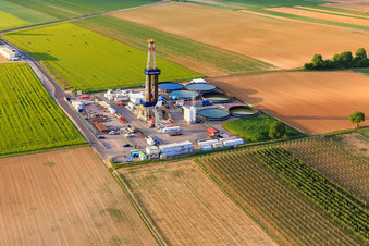 Vue oblique de Site de forage de la plateforme de forage profond V20 de Vercana GmbH pour Vulcan Energy à Schleidberg, destinée à l'extraction d'énergie géothermique et de lithium. à Insheim dans le département Rhénanie-Palatinat, Allemagne