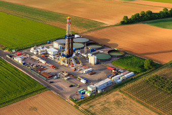 Site de forage de la plateforme de forage profond V20 de Vercana GmbH pour Vulcan Energy à Schleidberg, destinée à l'extraction d'énergie géothermique et de lithium. à Insheim dans le département Rhénanie-Palatinat, Allemagne d'en haut