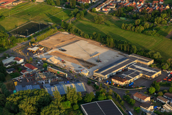 Vue aérienne de Chantier de construction avec fondation du nouveau parc logistique de HANSAINVEST et DFI-Real-Estate Kandel après la démolition du marché OBI à le quartier Minderslachen in Kandel dans le département Rhénanie-Palatinat, Allemagne