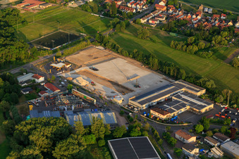 Photographie aérienne de Chantier de construction avec fondation du nouveau parc logistique de HANSAINVEST et DFI-Real-Estate Kandel après la démolition du marché OBI à le quartier Minderslachen in Kandel dans le département Rhénanie-Palatinat, Allemagne
