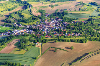 Vue aérienne de Vue du village depuis le nord à le quartier Wallburg in Ettenheim dans le département Bade-Wurtemberg, Allemagne