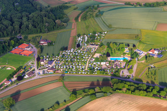 Vue aérienne de Campingpark Oase à la piscine extérieure et au club de tennis Carl-Hermann-Jäger Ettenheim eV à Ettenheim dans le département Bade-Wurtemberg, Allemagne