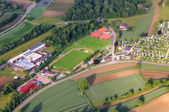 Vue aérienne de Campingpark Oase sur le terrain de sport du FV Ettenheim et du Tennisclub Ettenheim eV à Ettenheim dans le département Bade-Wurtemberg, Allemagne