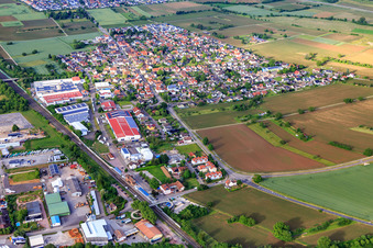 Vue aérienne de Vue de la ville depuis le sud le long de la voie ferrée à le quartier Orschweier in Mahlberg dans le département Bade-Wurtemberg, Allemagne