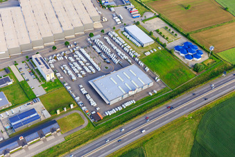 Vue aérienne de Zone industrielle sur l'A5. Krämer MEGA STORE Ettenheim et Ernst Caravan and Leisure Center GmbH à le quartier Orschweier in Mahlberg dans le département Bade-Wurtemberg, Allemagne