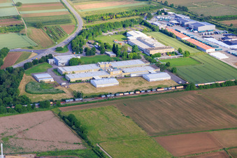 Vue aérienne de Parc industriel Ettenheim avec Blech-Teile-Fertigung GmbH, Georg Fischer Fluorpolymer Products GmbH et Barth Medienhaus GmbH | Agence de publicité | Agence numérique à le quartier Altdorf in Ettenheim dans le département Bade-Wurtemberg, Allemagne